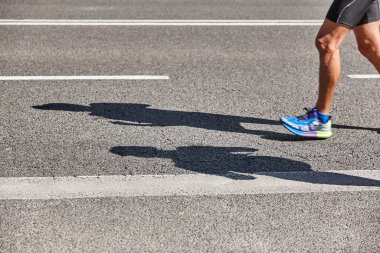 Sokaktaki koşucular. Sağlıklı bir yaşam tarzı. Hareket egzersizi. Atletizm