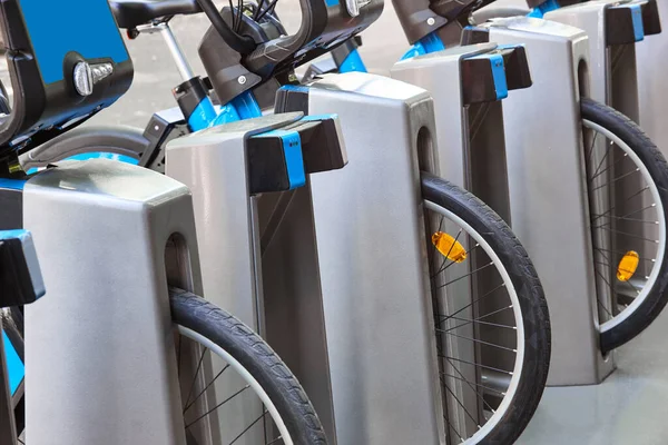 Carga Bicicletas Urbanas Batería Eléctrica Ciudad Transporte Ecológico —  Fotos de Stock