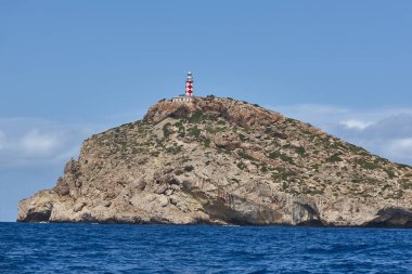 Balear takımadalarındaki Cabrera adasındaki resim gibi deniz feneri. Akdeniz kıyı şeridi. İspanya