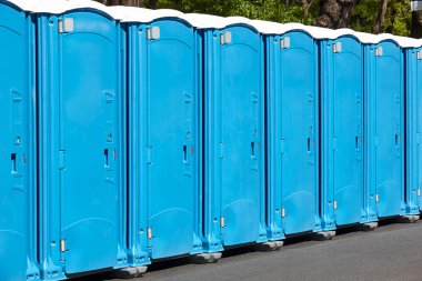 Taşınabilir wc. Sokakta umumi mobil tuvalet. Aktarılabilir tuvalet.