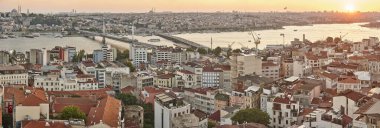Günbatımında Boğaz panoramik ufuk çizgisi manzarası. İstanbul. Türkiye
