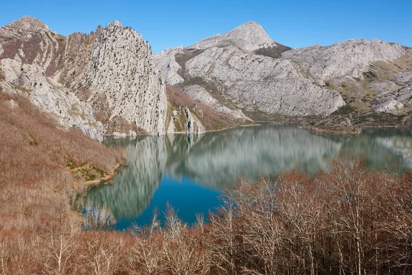 里亚诺风景如画的水库和山水景观 卡斯蒂利亚里昂西班牙 — 图库照片