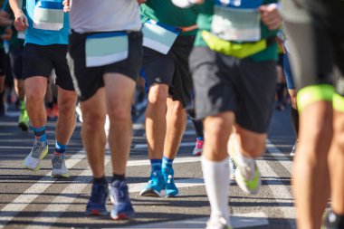 Sokaktaki koşucular. Sağlıklı bir yaşam tarzı. Hareket egzersizi. Atletizm