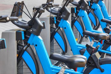 Kentin kentsel elektrik pille Bisiklet şarj. Eko taşıma