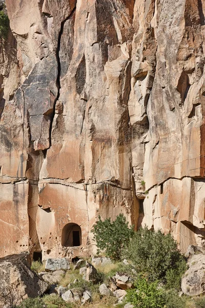 岩石上雕刻的房子 Ilhara 土耳其Cappadocia Selime村 — 图库照片