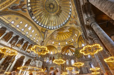 Aziz Sophia Camii 'nin iç kubbesi ve lambaları. İstanbul dönüm noktası, Türkiye