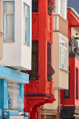 Kadıköy Mahallesi çok renkli tarihi bina cepheleri. İstanbul, Türkiye 