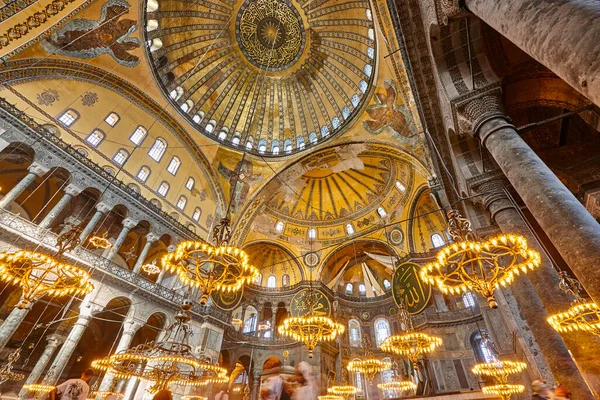 Aziz Sophia Camii 'nin iç kubbesi ve lambaları. İstanbul dönüm noktası, Türkiye