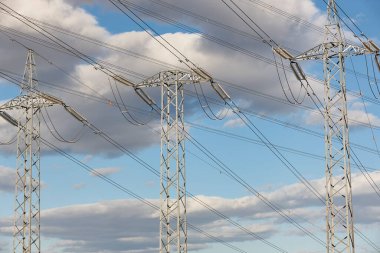 Güç hattı kulesi. Enerji endüstrisi. Endüstriyel elektrik hizmeti. Yenilenebilir üretim