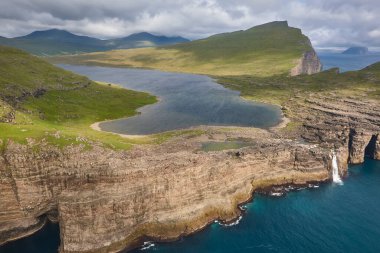 Faroe Adaları helikopterden Vagar 'daki dramatik kıyı şeridi. Leitisvatn Gölü