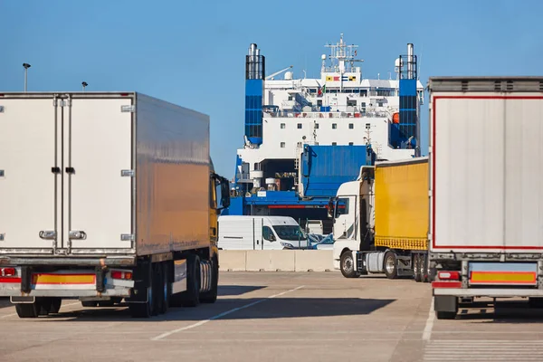 Dopravní Logistický Průmysl Nákladní Automobily Loď Připraveny Naložení — Stock fotografie
