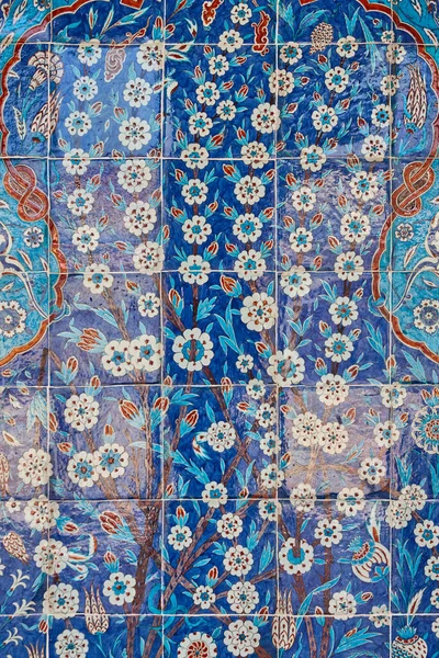 土耳其花卉图案装饰瓷砖 传统的伊斯尼克风格 土耳其伊斯坦布尔 — 图库照片