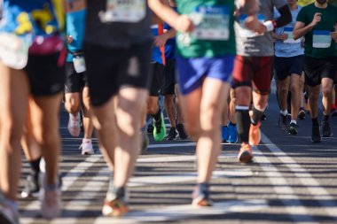 Sokaktaki koşucular. Sağlıklı bir yaşam tarzı. Hareket egzersizi. Atletizm