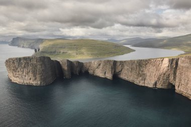 Faroe Adaları helikopterden Vagar 'daki dramatik kıyı şeridi. Leitisvatn Gölü