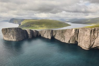 Faroe Adaları helikopterden Vagar 'daki dramatik kıyı şeridi. Leitisvatn Gölü