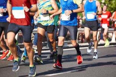 Sokaktaki koşucular. Sağlıklı bir yaşam tarzı. Hareket egzersizi. Atletizm