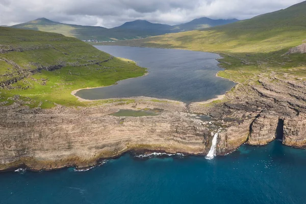 Νησιά Φερόε Δραματική Ακτογραμμή Vagar Από Ελικόπτερο Λίμνη Leitisvatn — Φωτογραφία Αρχείου
