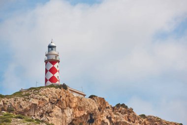 Balear takımadalarındaki Cabrera adasındaki resim gibi deniz feneri. Akdeniz kıyı şeridi. İspanya