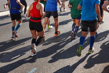 Sokaktaki koşucular. Sağlıklı bir yaşam tarzı. Hareket egzersizi. Atletizm