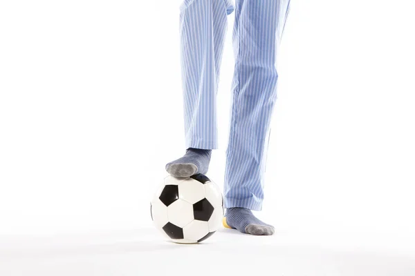 パジャマの若い男がサッカーをしている 足の詳細 ナイトウェア — ストック写真
