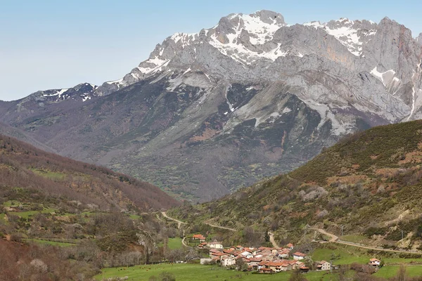 Green Valley Mountain Landscape Santa Maria Valdeon Castilla Leon Spain Stock Kép