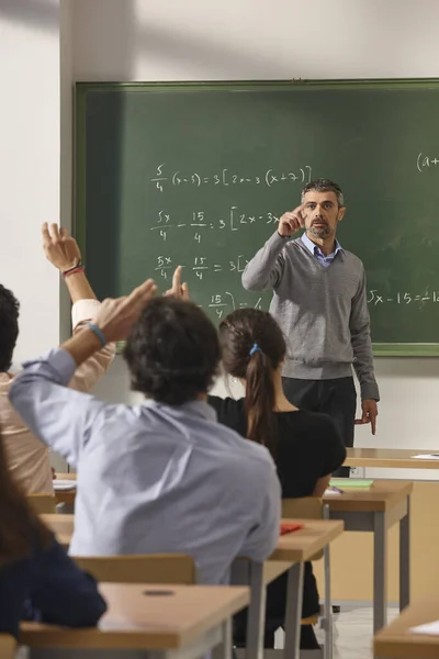 Professeur Mathématiques Donnant Des Leçons Salle Classe Avec Les Étudiants — Photo
