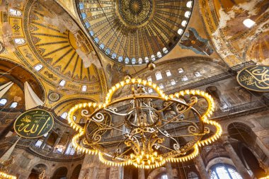 Aziz Sophia Camii 'nin iç kubbesi ve lambaları. İstanbul dönüm noktası, Türkiye