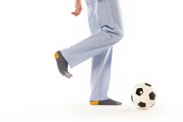 パジャマの若い男がサッカーをしている 足の詳細 ナイトウェア — ストック写真