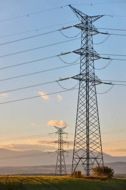 Elektrik hatları. Enerji endüstrisi. Endüstriyel elektrik. Yenilenebilir üretim