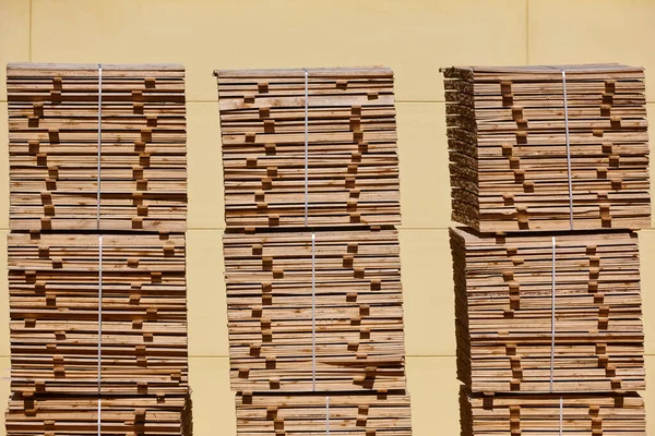 木の切り取りと積層 工業用製材所 木工生産 — ストック写真