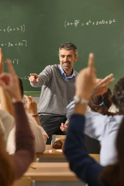 Nauczyciel Matematyki Daje Lekcje Klasie Studentami Edukacja Szkolna — Zdjęcie stockowe