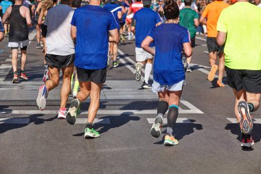 Sokaktaki koşucular. Sağlıklı bir yaşam tarzı. Hareket egzersizi. Atletizm