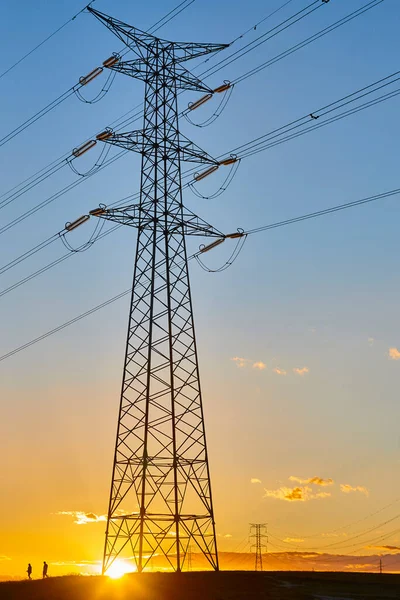 日没時の電力線 エネルギー産業 送電だ 再生可能生産 — ストック写真