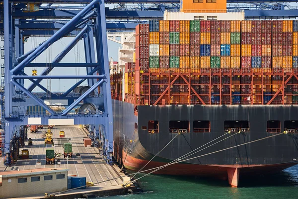 Containrar Ett Fartyg Den Globala Marknaden Lastfrakt Internationell Ekonomi Royaltyfria Stockfoton
