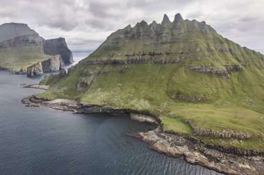 Faroe adaları helikopterden izlenen dramatik kıyı şeridi. Vagar alanı