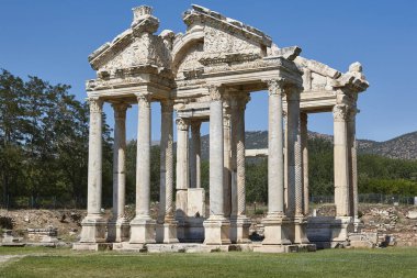 Aphrodisias 'taki Tetrapylon antik kalıntıları. Türkiye 'de arkeoloji tarihi