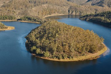 Extremadura, İspanya 'daki Melero kıvrımlı dağ ve nehir manzarası