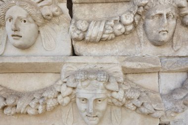 Afrodisias arkeoloji sahasındaki antik taş heykeller. Türkiye