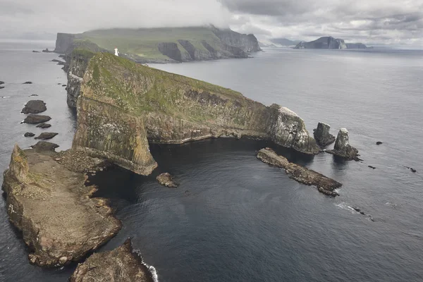 Helikopterden Faroe adalarındaki deniz fenerleri ve uçurumlar. Danimarka