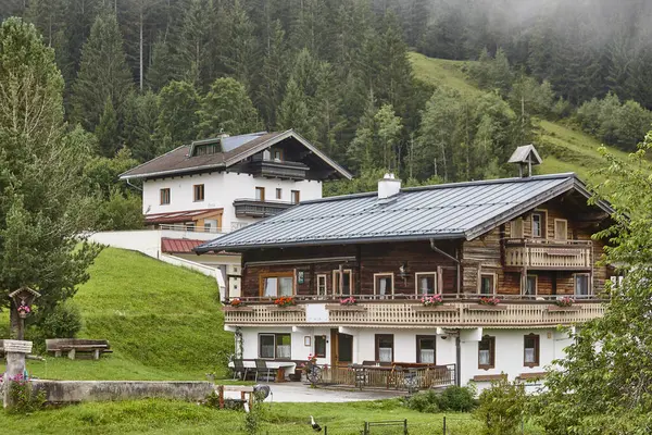 Casas Rurais Tradicionais Floresta Região Tirol Áustria — Fotografia de Stock
