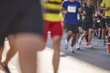 Sokaktaki koşucular. Sağlıklı bir yaşam tarzı. Hareket egzersizi. Atletizm