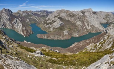 Resimli rezervuar ve Riano 'daki dağ panoramik manzarası. İspanya