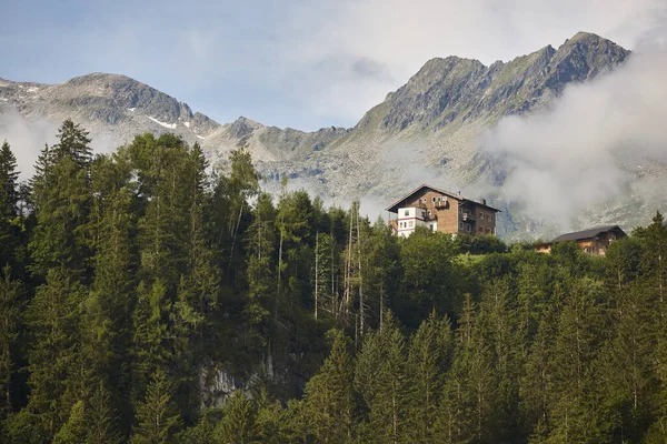 Floresta Paisagem Montanhosa Região Tirol Casa Tradicional Áustria — Fotografia de Stock