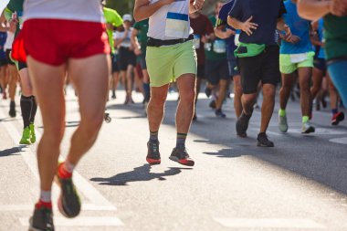 Sokaktaki koşucular. Sağlıklı bir yaşam tarzı. Hareket egzersizi. Atletizm