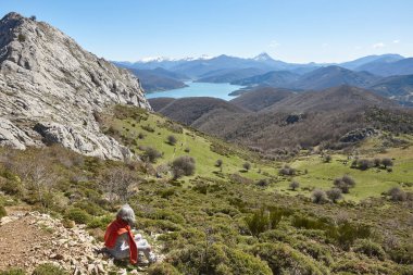 Riano 'daki resim gibi bir rezervuar ve dağ manzarası. Yürüyüşçüler. İspanya