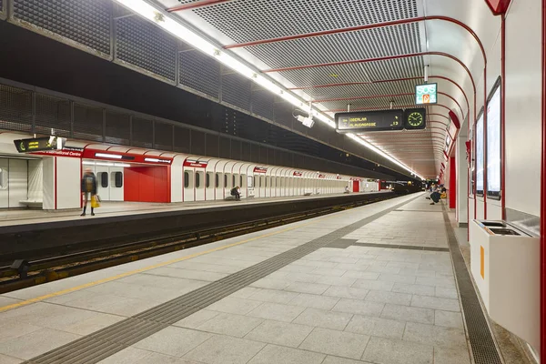 ウィーン市内中心部の夜間地下鉄駅 オーストリア — ストック写真