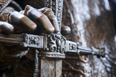 Hofkirche Kilisesi. Maximilian I mezarı. Bronz heykel ayrıntıları. Innsbruck, Avusturya