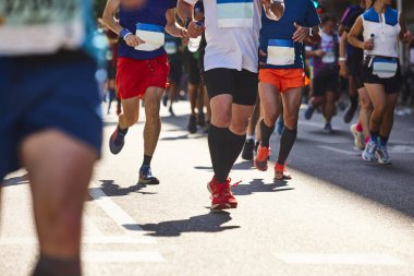 Sokaktaki koşucular. Sağlıklı bir yaşam tarzı. Hareket egzersizi. Atletizm