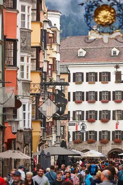 Innsbruck şehir merkezindeki çok renkli binalar. Altstadt 'ta. Avusturya