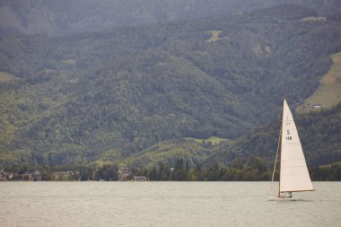 Wolfgangsee Gölü 'ne açılıyoruz. Salzburger Diyarı. Avusturya dağ manzarası